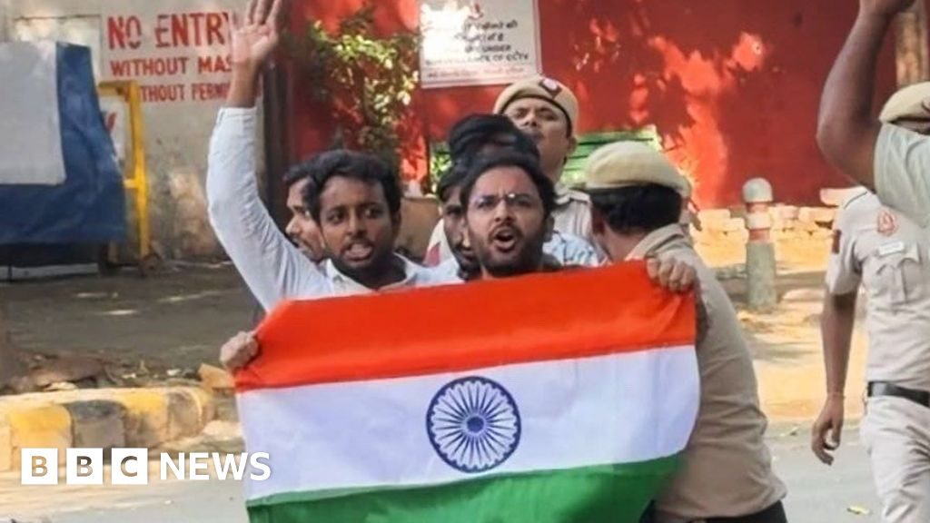 दिल्ली में कड़े पहरे के बीच 'कॉकरोच जनता पार्टी' के नेता हिरासत में, मुख्य चुनाव आयुक्त के इस्तीफे की मांग