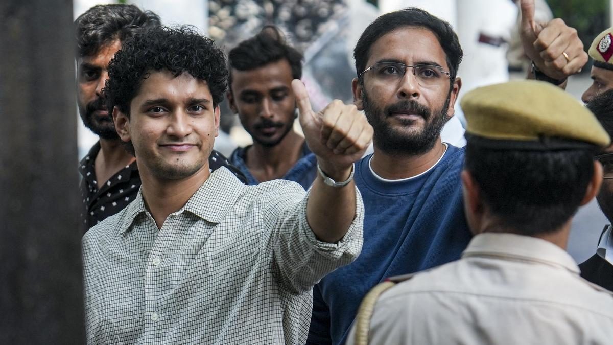 दिल्ली में जंतर-मंतर पर अनधिकृत प्रवेश मामला: कॉकरोच जनता पार्टी के तीन नेता एहतियातन हिरासत में